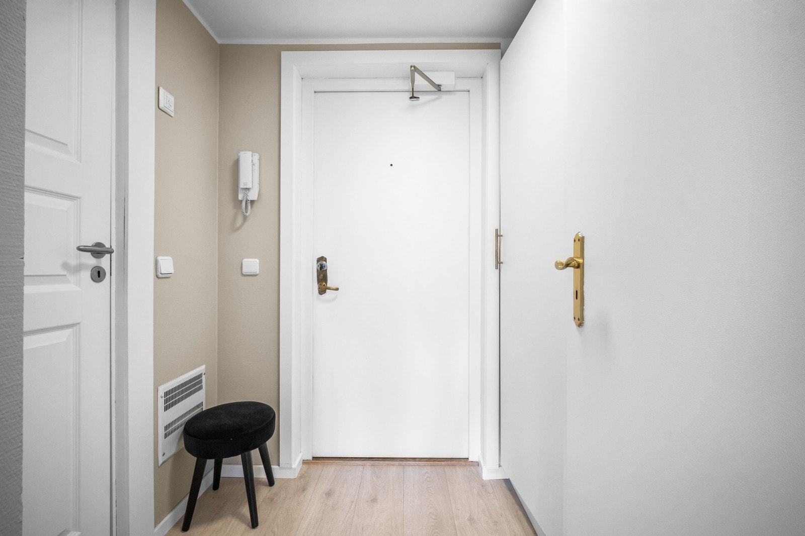 I gangen er det plass til knaggrekker, skoskap og puff til av og påkledning Galleribilde