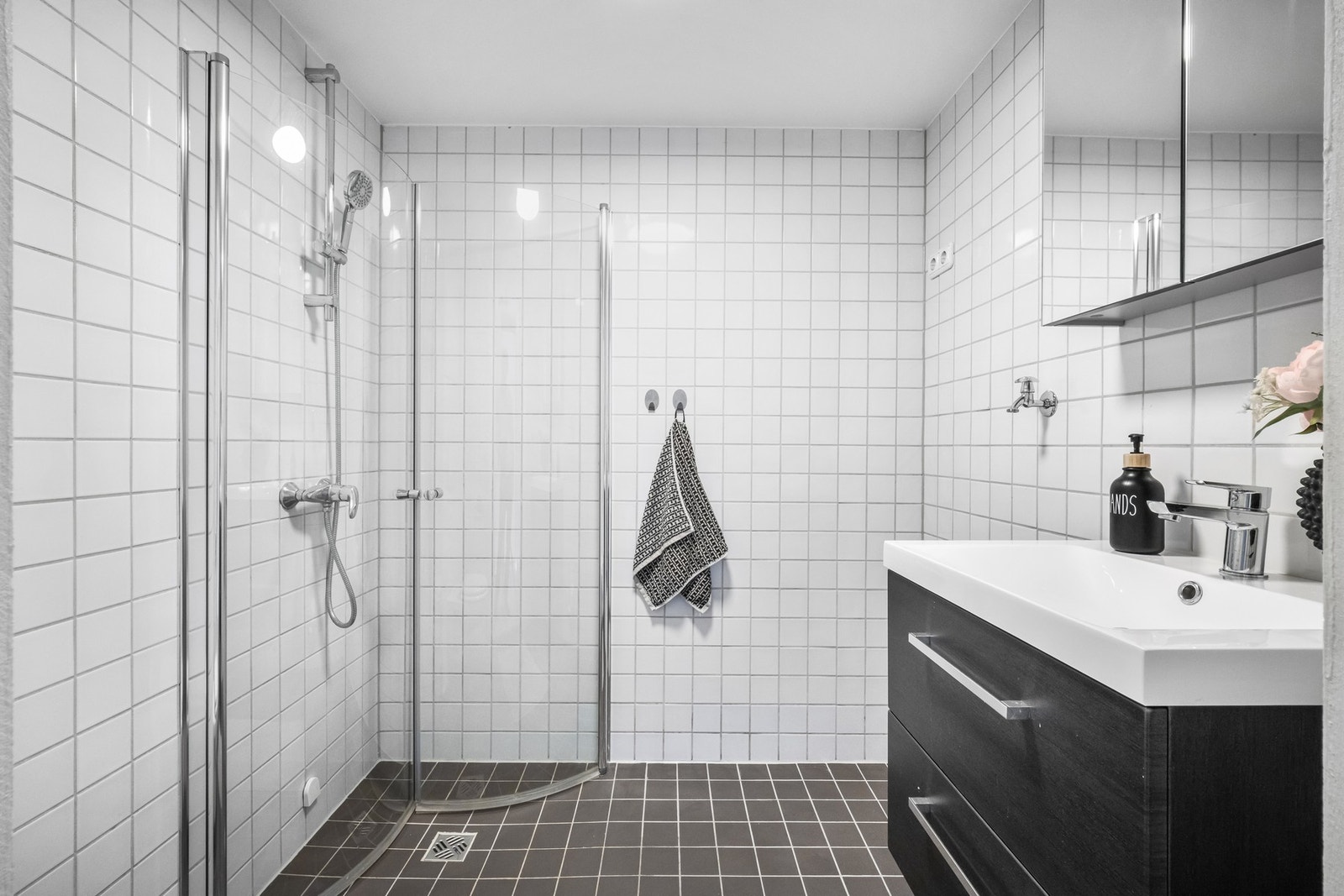 Pent flislagt bad med tidløst flisvalg, gulvarme og opplegg for vaskemaskin! Galleribilde