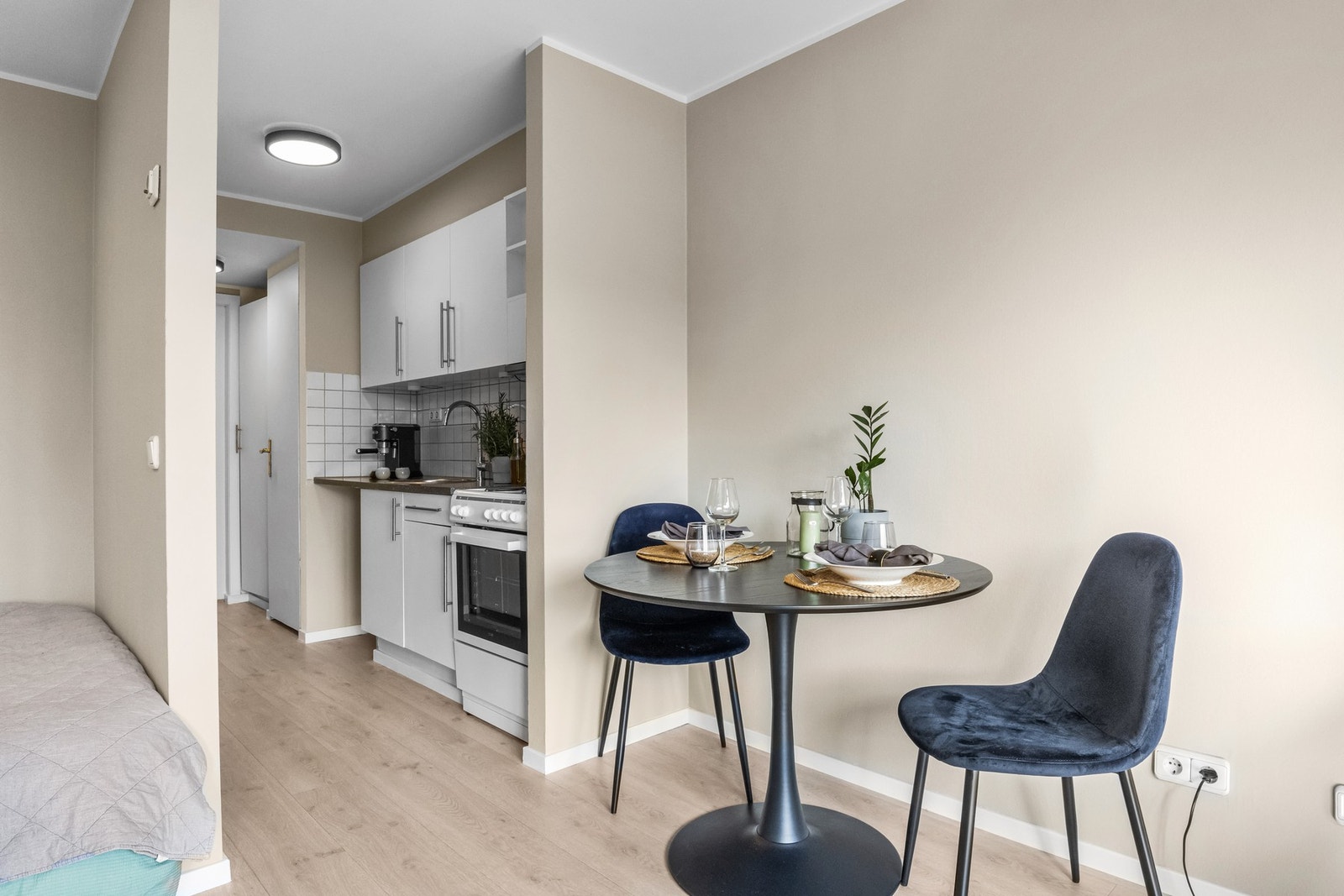 Det er plass til spisebord med 4-6 stoler Galleribilde