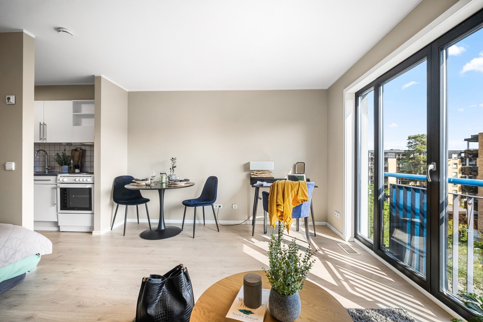 Det er plass til spisebord og tv seksjon på vegg ovenfor sofagruppen Galleribilde