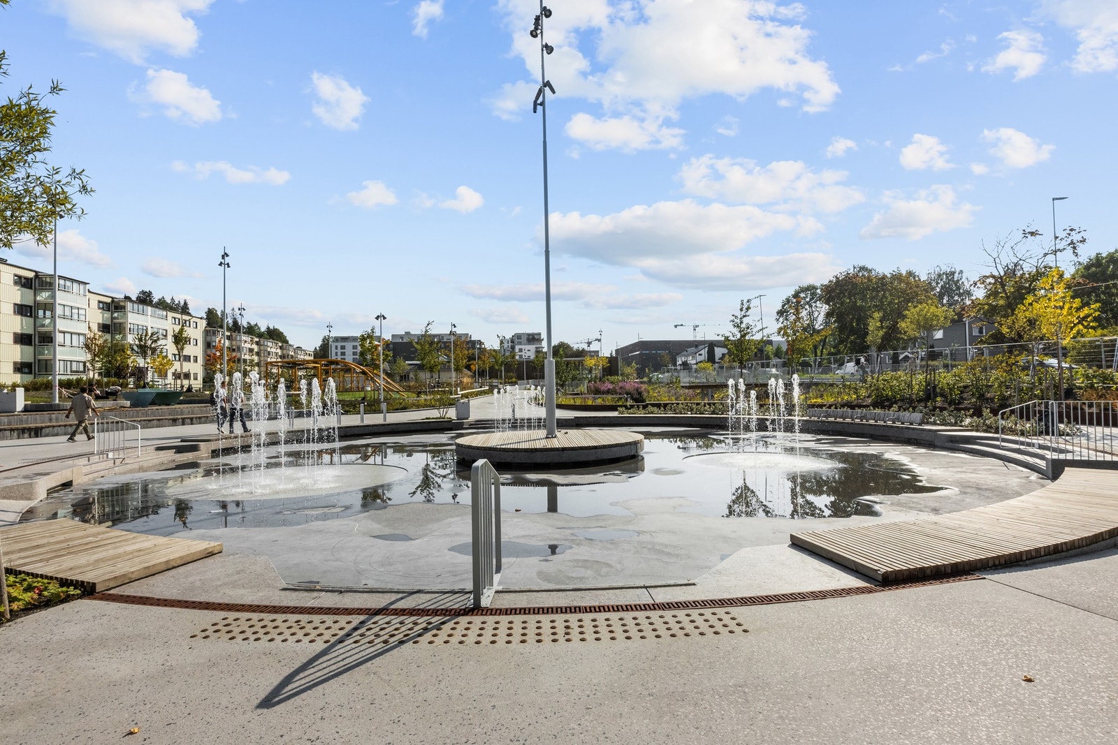 Nye Skårerparkern er 3-4 min unna. Her går det gang- og sykkelsti til Triaden senter Galleribilde