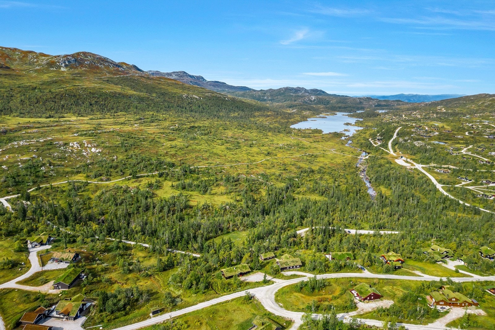 Hytta ligger i umiddelbar nærhet til fine flerbruksstier, skiløyper og sykkelløyper. Galleribilde