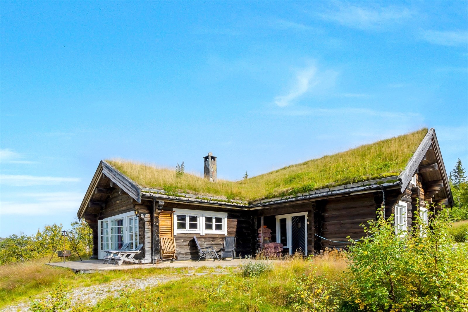 Eiendommen består av en romslig tømmerhytte over to etasjer, samt en gjestehytte i stavlaft. Galleribilde