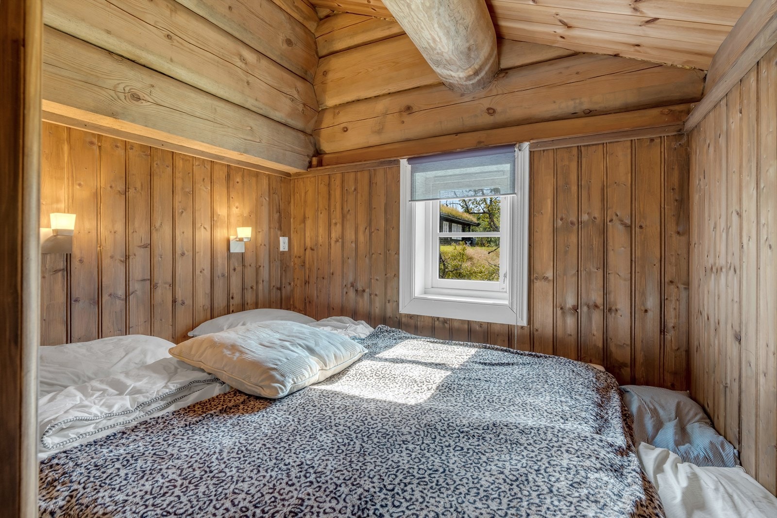 Soverommet har en plassbygget dobbeltseng. Galleribilde