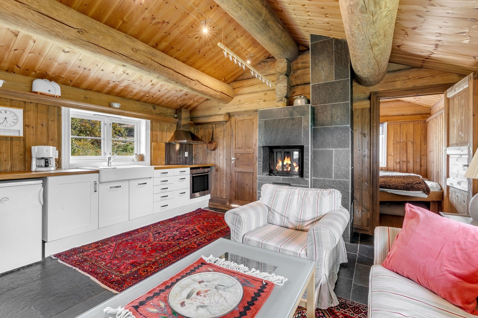 Gjestehytta/annekset består av allrom (stue/kjøkken/spisestue), bad og soverom. Galleribilde