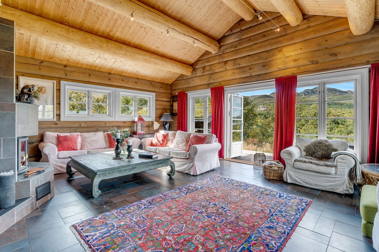 Det er god plass til flere møbleringsmuligheter i stua
'. Galleribilde