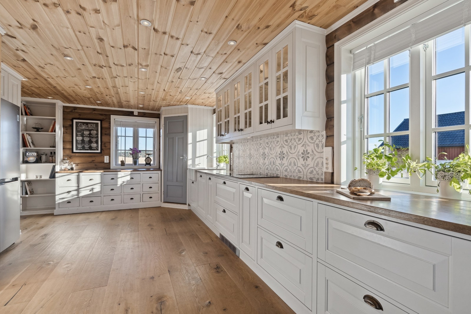 Gulvet på kjøkkenet er av 1-stavs bred eikeparkett Galleribilde