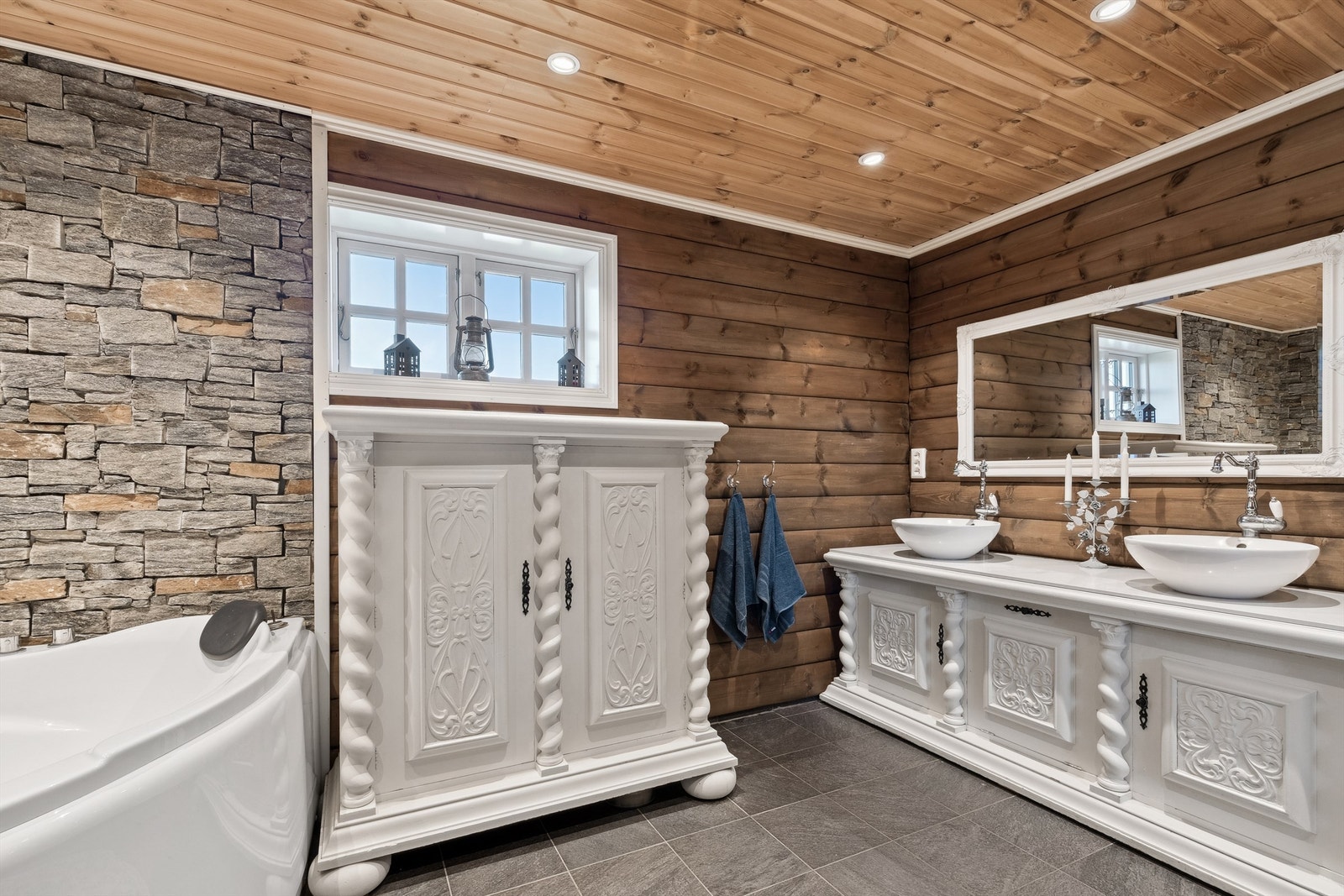 Baderomsinnredningen har en eldre skjenk der det er lagt en Silestone benkeplate oppå, med to servanter Galleribilde