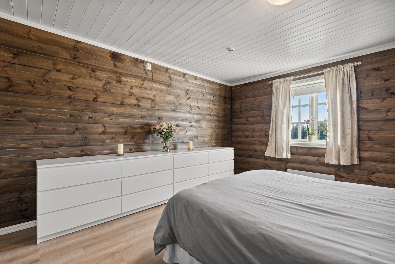 Soverommet i 1. etasje og kjøkkenet har mulighet for app'styrt belysning Galleribilde