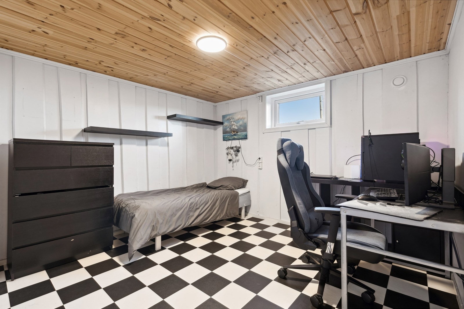 Rom benyttet som soverom. Soverom i tilbygget kjeller, er på tegning benevnt som bod. Det foreligger ikke bruksendring på dette. Vinduet er også litt for lite til å være godkjent rømningsvindu. Galleribilde