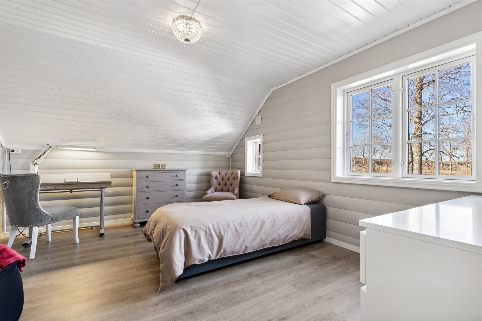 Soverommene kan møbleres med seng, nattbord, garderobeskap og skrivebord Galleribilde