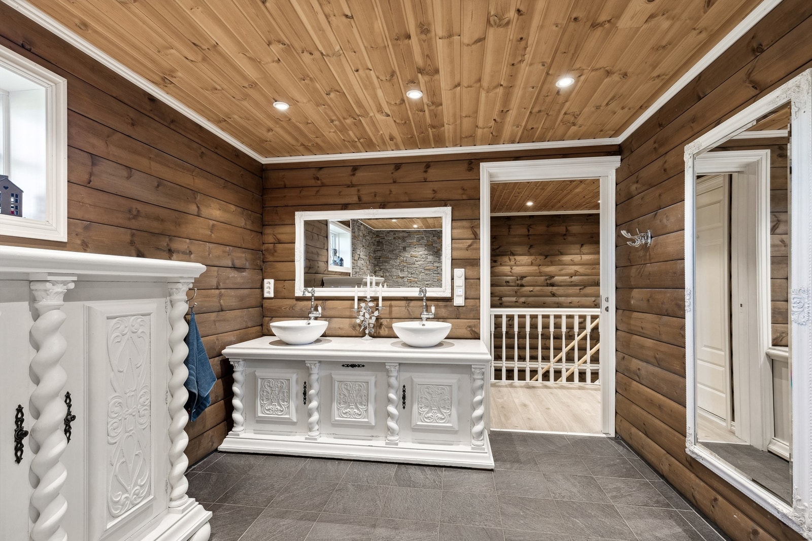 Badet har gulv med fliser og elektriske varmekabler Galleribilde