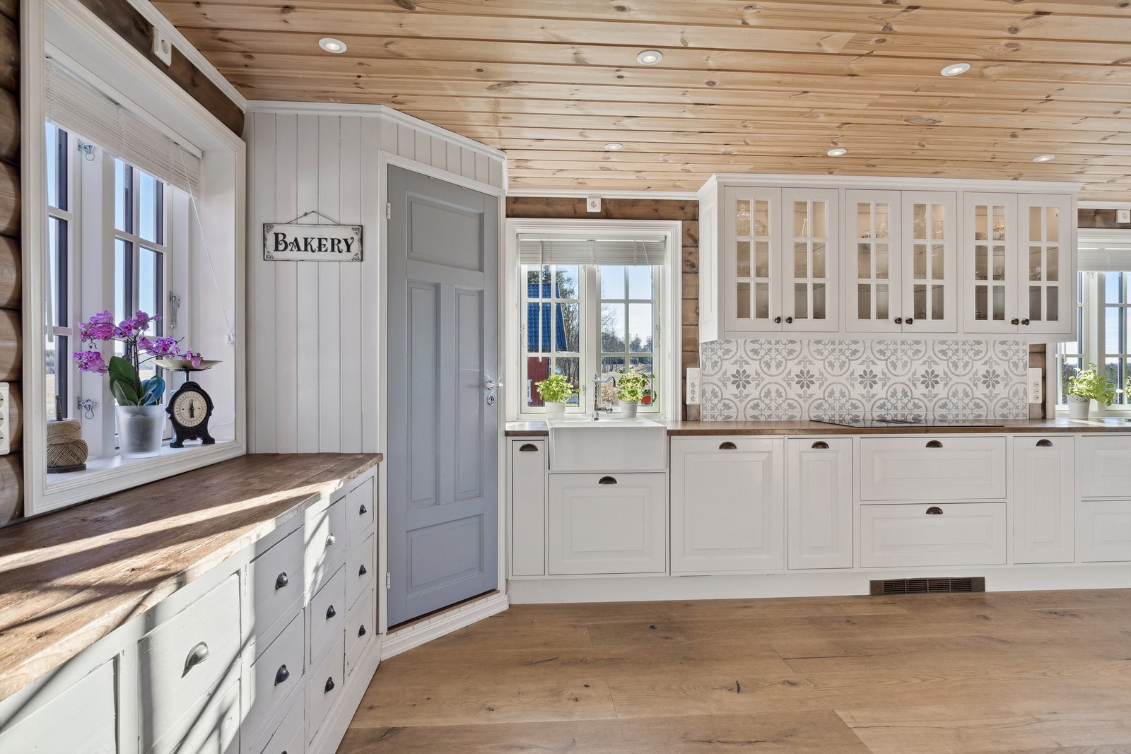 Stort og praktisk kjøkken som har spesialbygget kjøkkeninnredningen fra Syversen Snekkeri, på Ørje Galleribilde