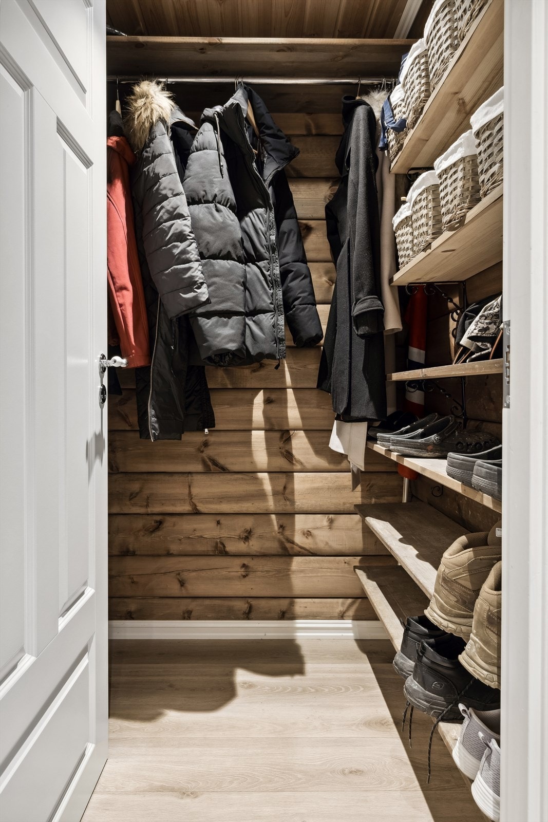 I boden/garderoben er det montert hyller for sko og diverse oppbevaring Galleribilde