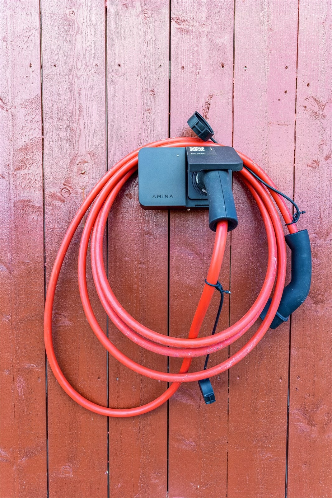 Det er montert el-billader på garasje/uthus Galleribilde