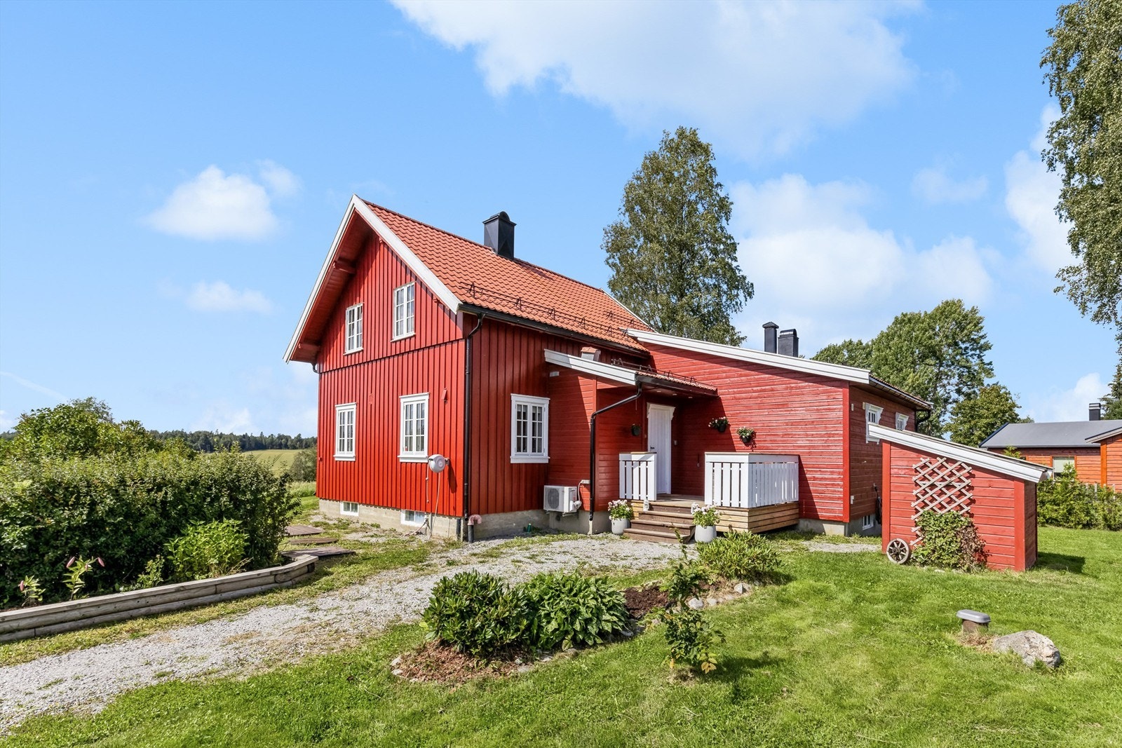 På tomten er det, i tillegg til garasje/uthus, en utebod, dukkestue og et drivhus Galleribilde