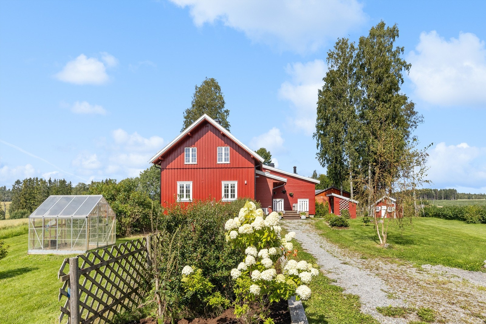 Landlig og stor eiendom med sentral beliggenhet Galleribilde
