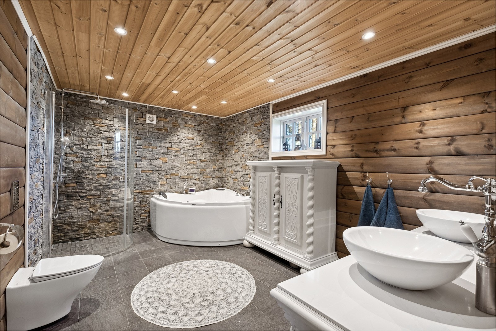 Boligen har to bad Galleribilde