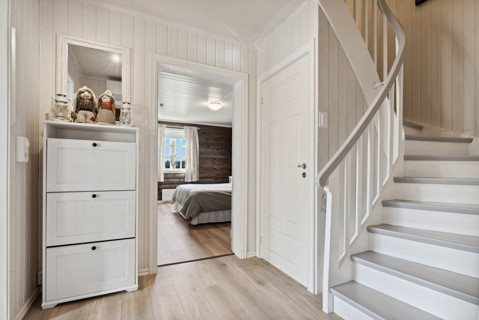 Gang i 1. etasje har varmepumpe. Bod under trapp Galleribilde