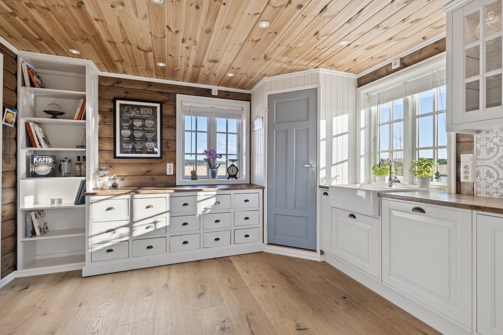 Innredningen har meget godt med skap og skuffer, samt arbeidsflater for matlaging Galleribilde