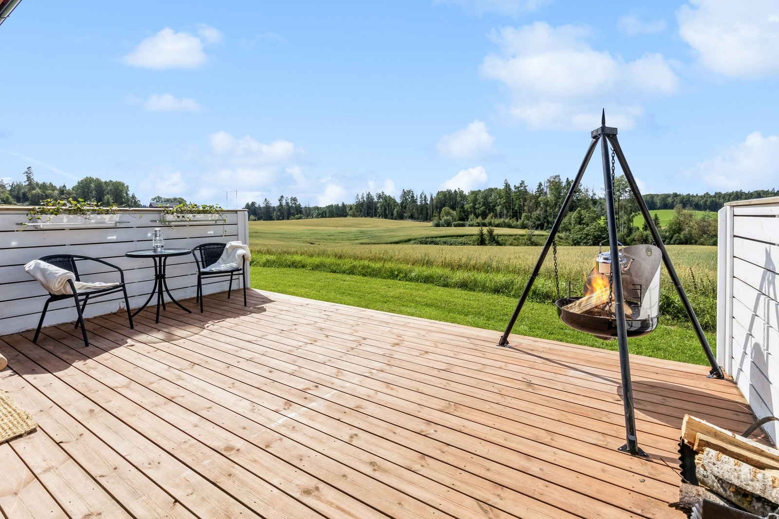 Tomt mot vest har gressplen mot jordbruksarealer Galleribilde