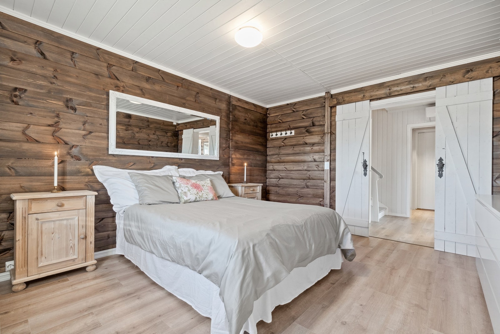 Hovedsoverommet har skyvedører ut til gang Galleribilde