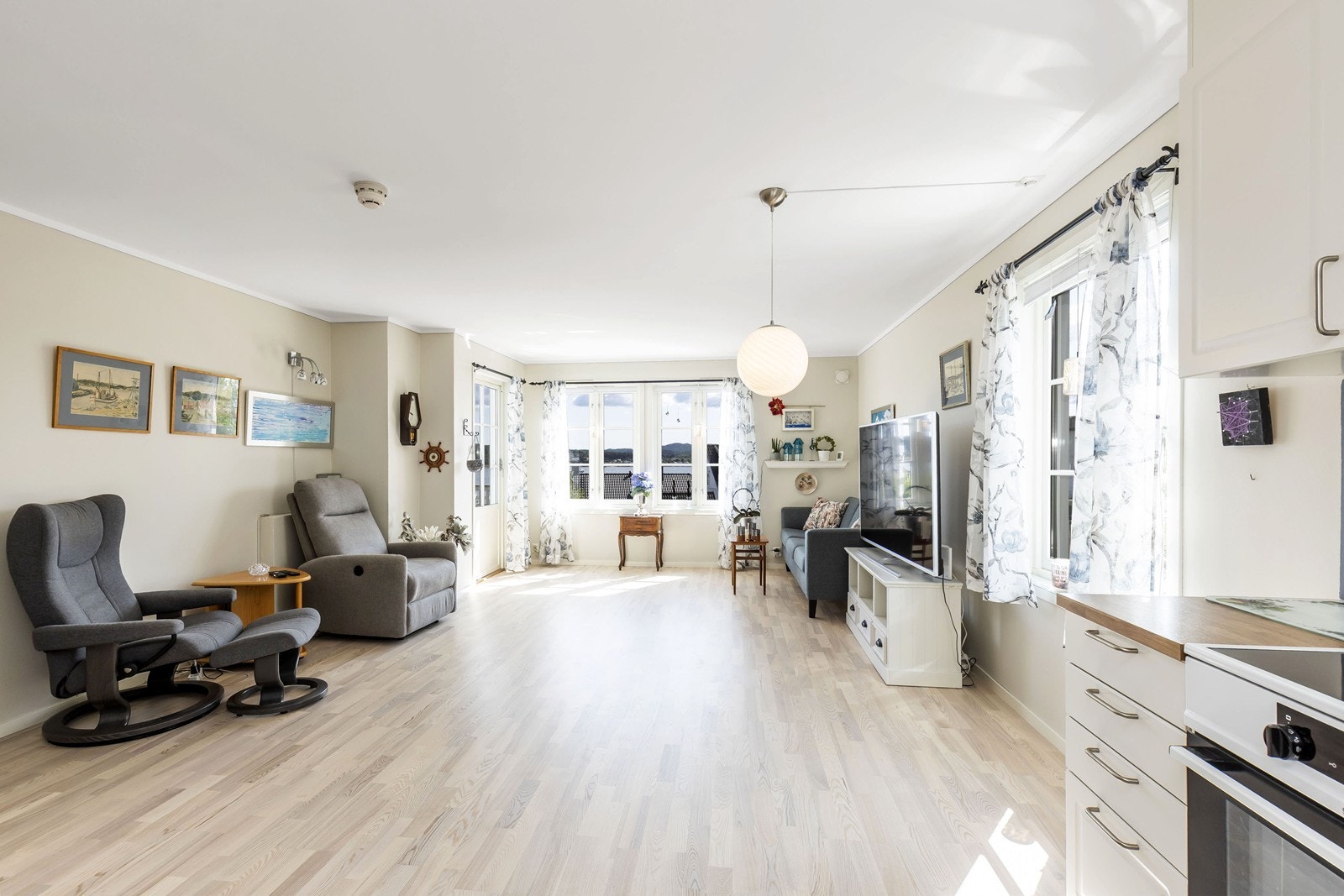 Lys og nyoppusset stue Galleribilde