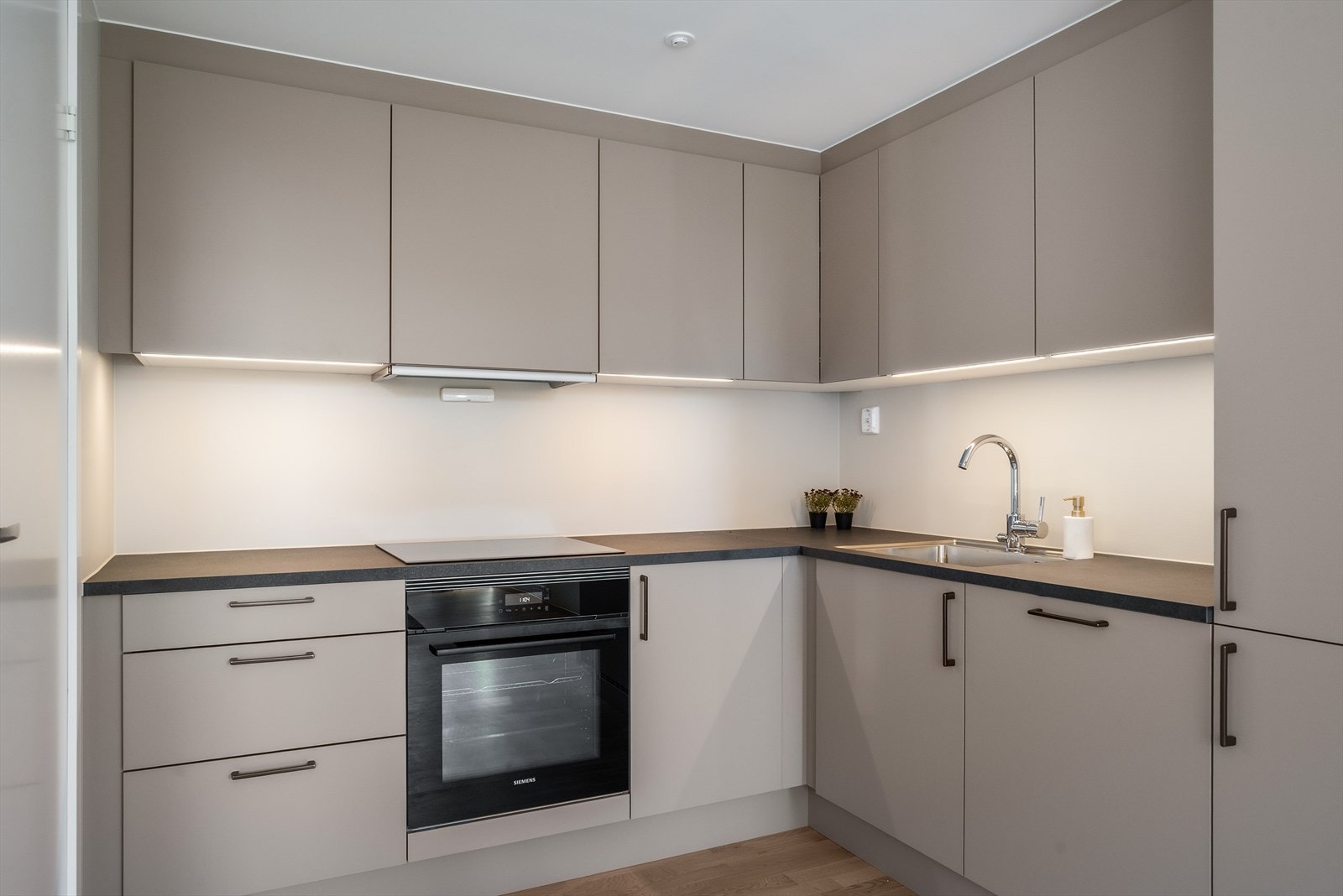 Lekkert og moderne kjøkken fra HTH med integrerte hvitevarer Galleribilde