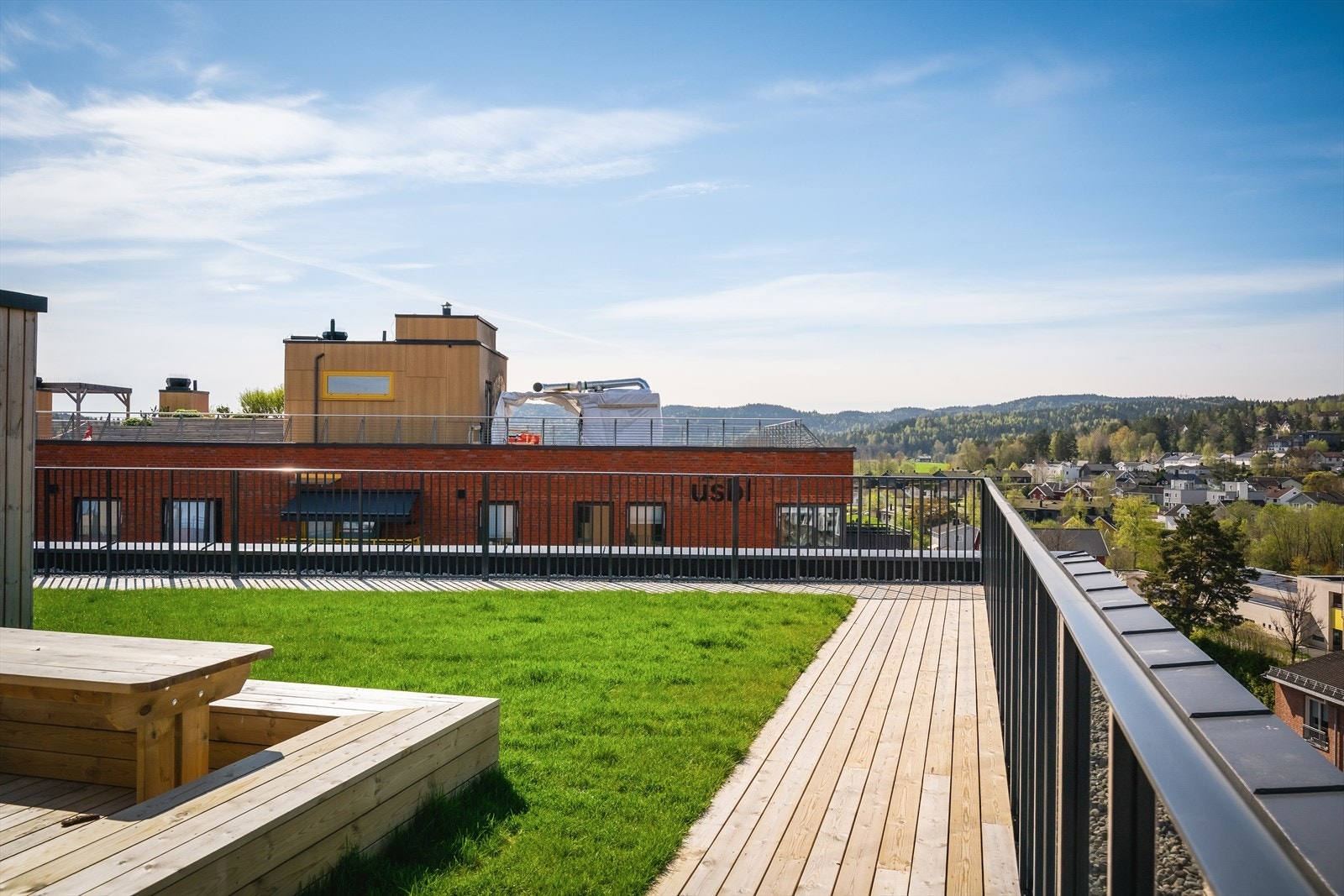 Felles takterrasse med hyggelige sosiale soner, utsikt og gode solforhold Galleribilde