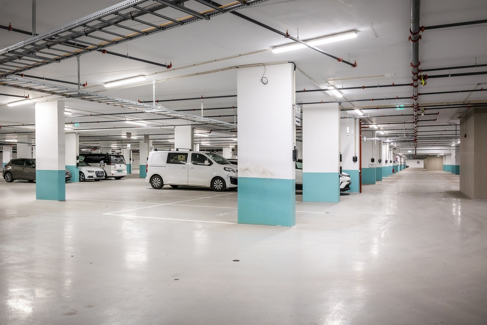 Felles parkeringsanlegg under blokkene - p-plass medfølger ikke men kan kjøpes separat, kontakt megler for mer informasjon Galleribilde