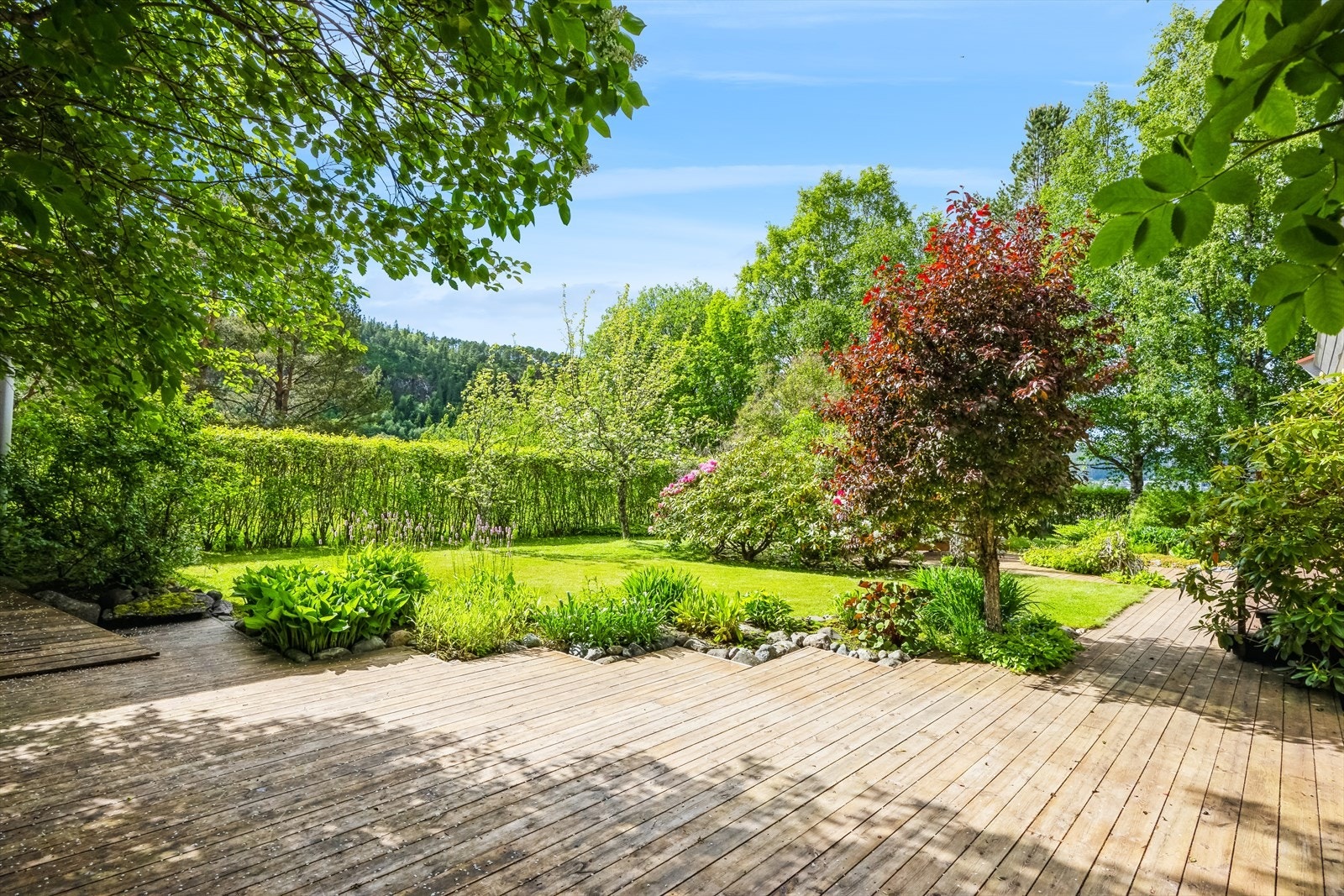 Med flere uteplasser kan du flytte deg rundt og velge sol, skygge, luftig eller skjermet etter eget velbefinnende. Galleribilde