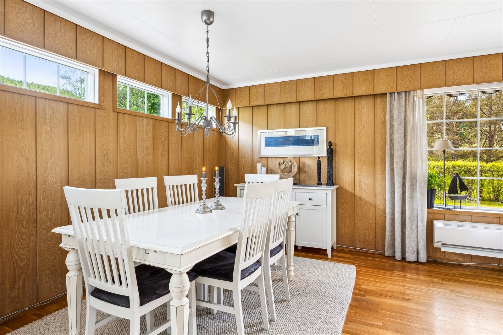 Luft til luft varmepumper i stue fra 2024 og i trappenedgang kjeller fra 2014 Galleribilde