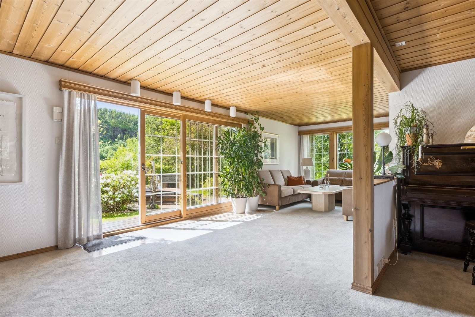 Skyvedører ut til stort opparbeidet hageanlegg. Galleribilde