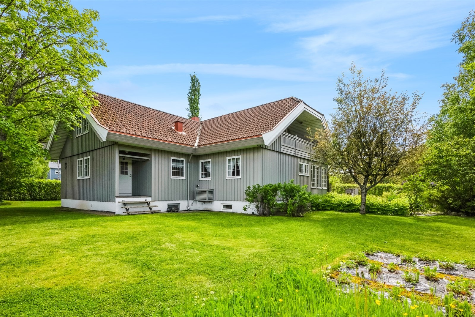 Selveier tomt på ca 1,4 mål tomt. Galleribilde