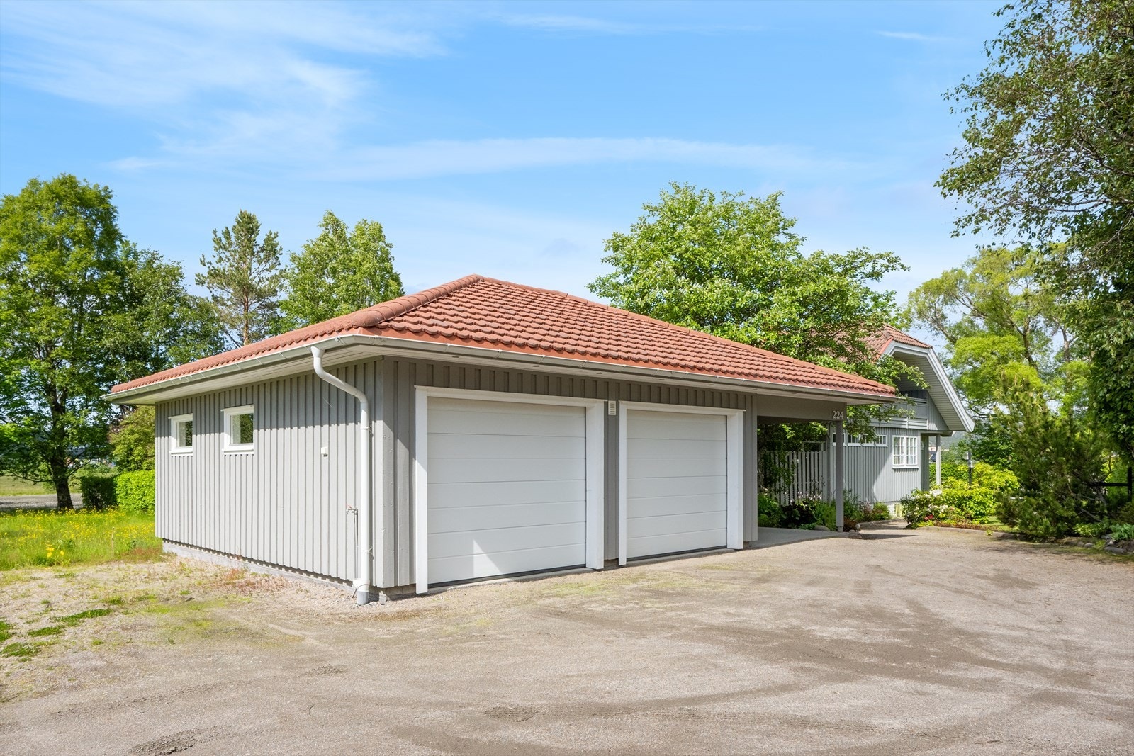 Dobbel garasje i tillegg til carport. Galleribilde