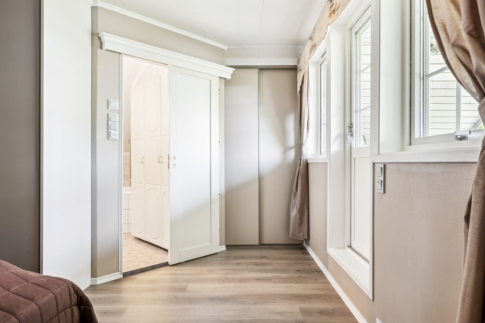 Soverom 1 av (2) med skyvedør inn til bad. Galleribilde