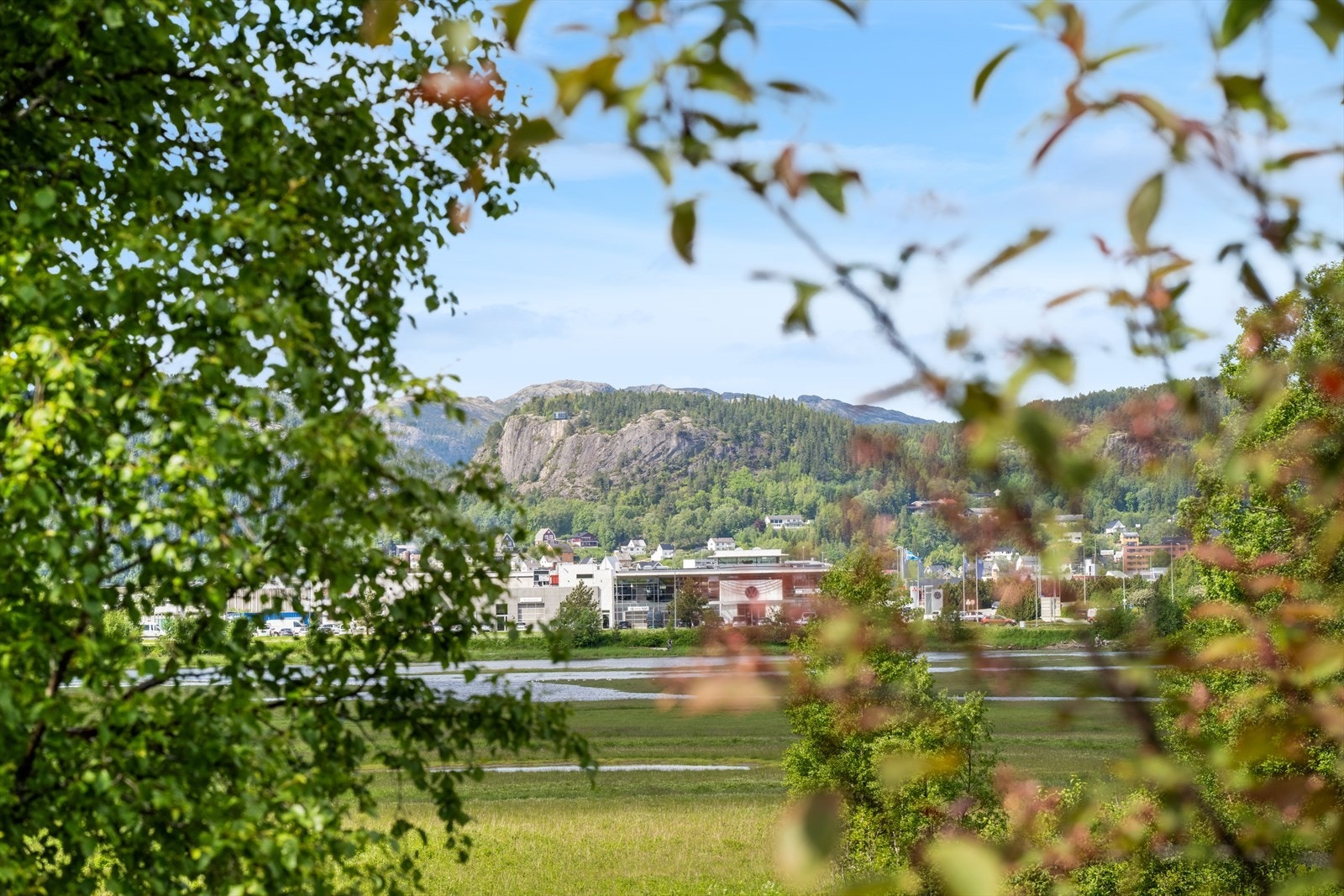 Utsikt mot Namsos sentrum fra den ene av de to terrassene i 2.etg. Her kan du nyte solnedgangen. Galleribilde