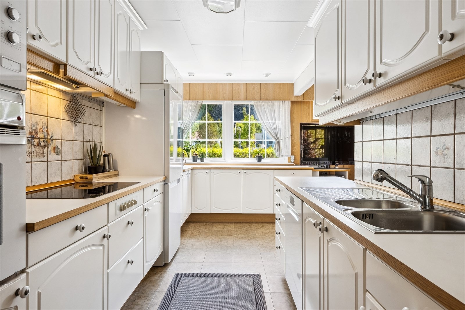 Kjøkken - Komfyr, platetopp fra 1994, oppvaskmaskin og microovn og kjøleskap oppgradert 2023. Galleribilde