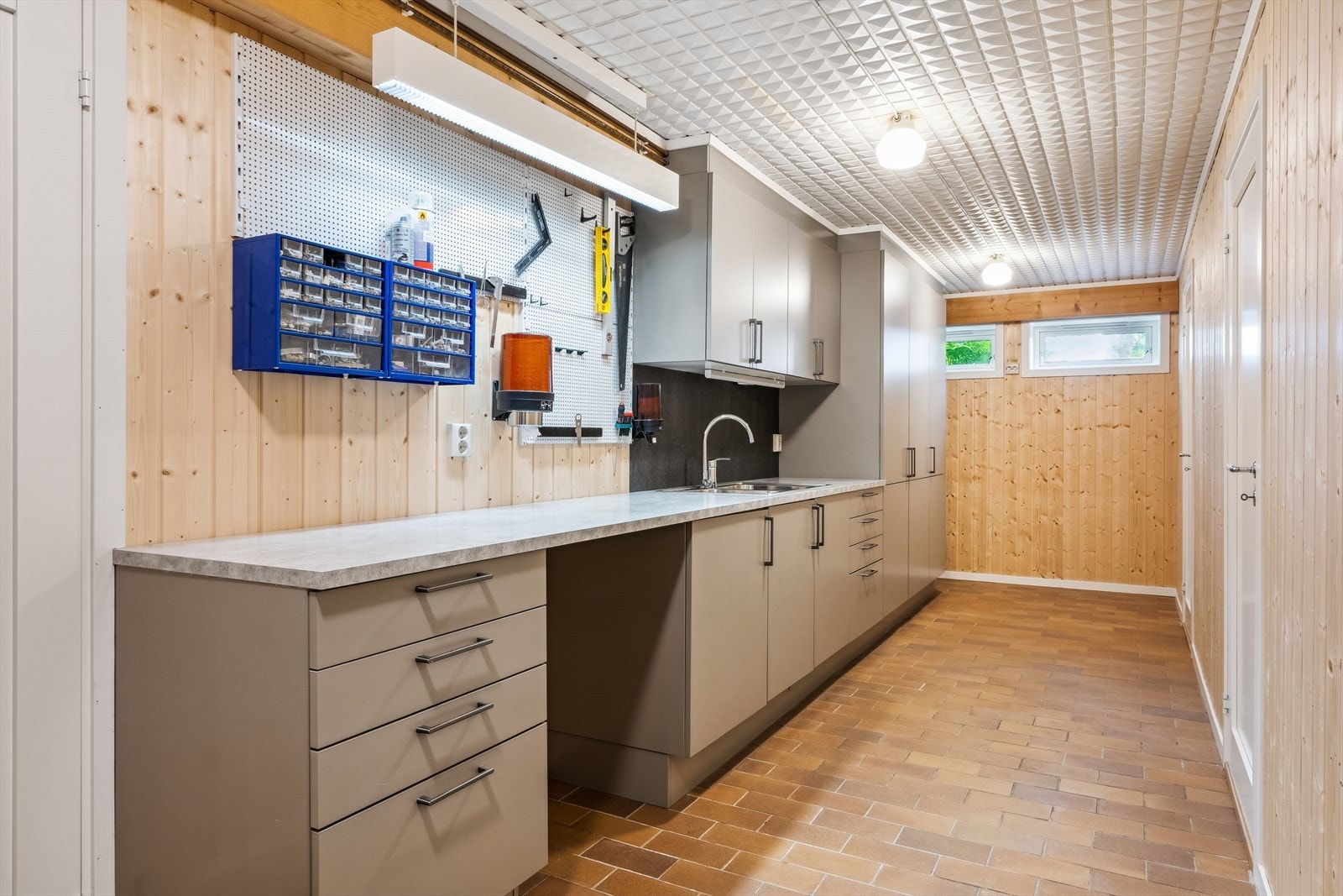 Innredet arbeidsrom på 15 kvm. Her er det lett å ha orden i "sysakerne" Galleribilde