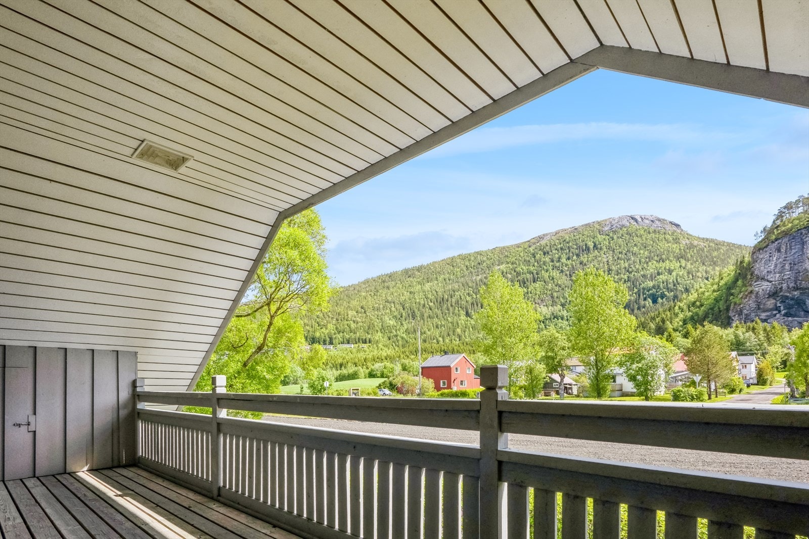 Overbygd terrasse på 12 m2. Utkikk mot Spillumsfjellet. Galleribilde