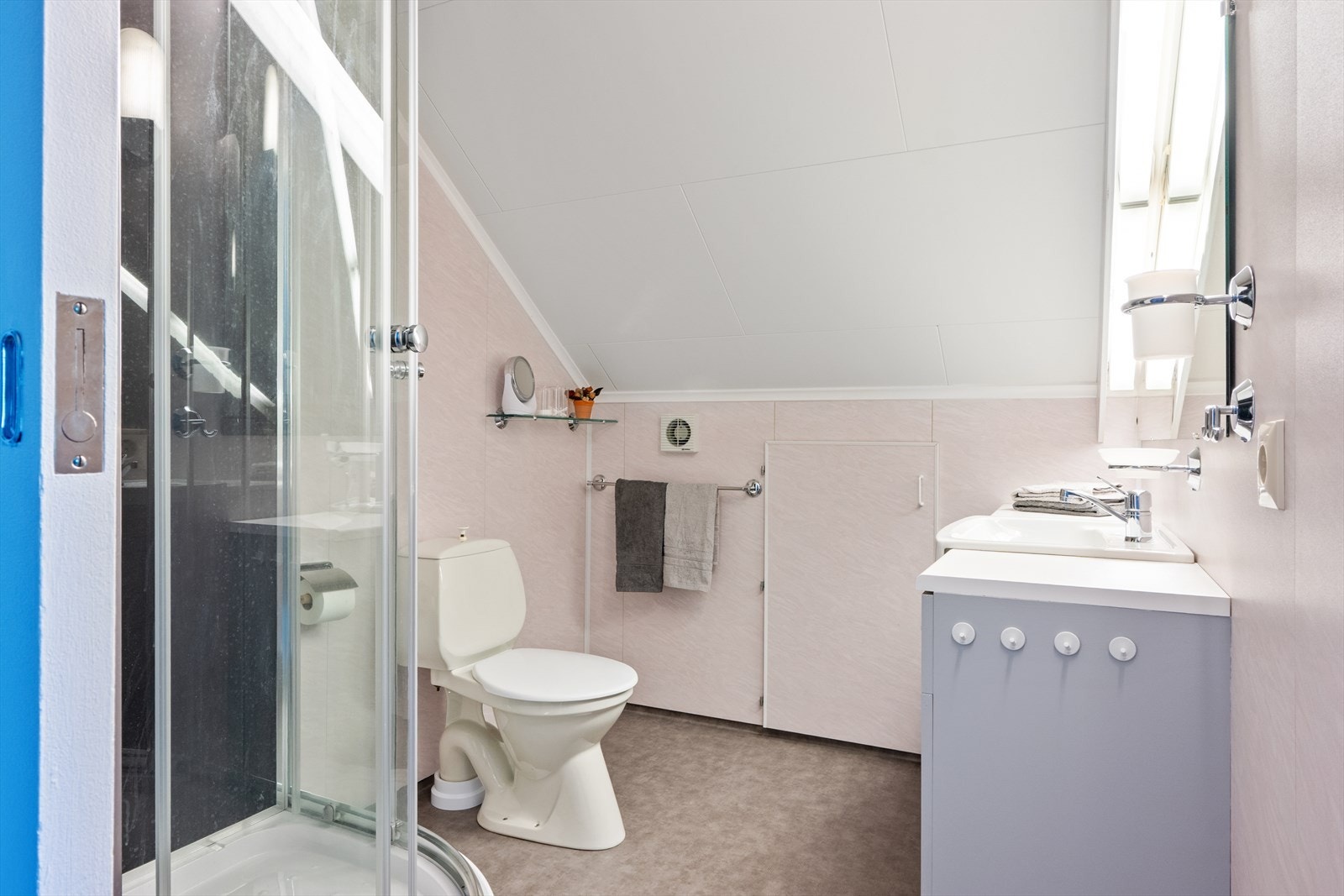 Bad med dusjkabinett tilhørende soverom 2 Galleribilde