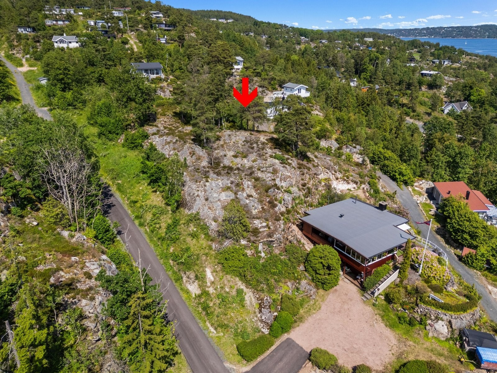 Tomten ligger usjenert på en egen kolle. Galleribilde