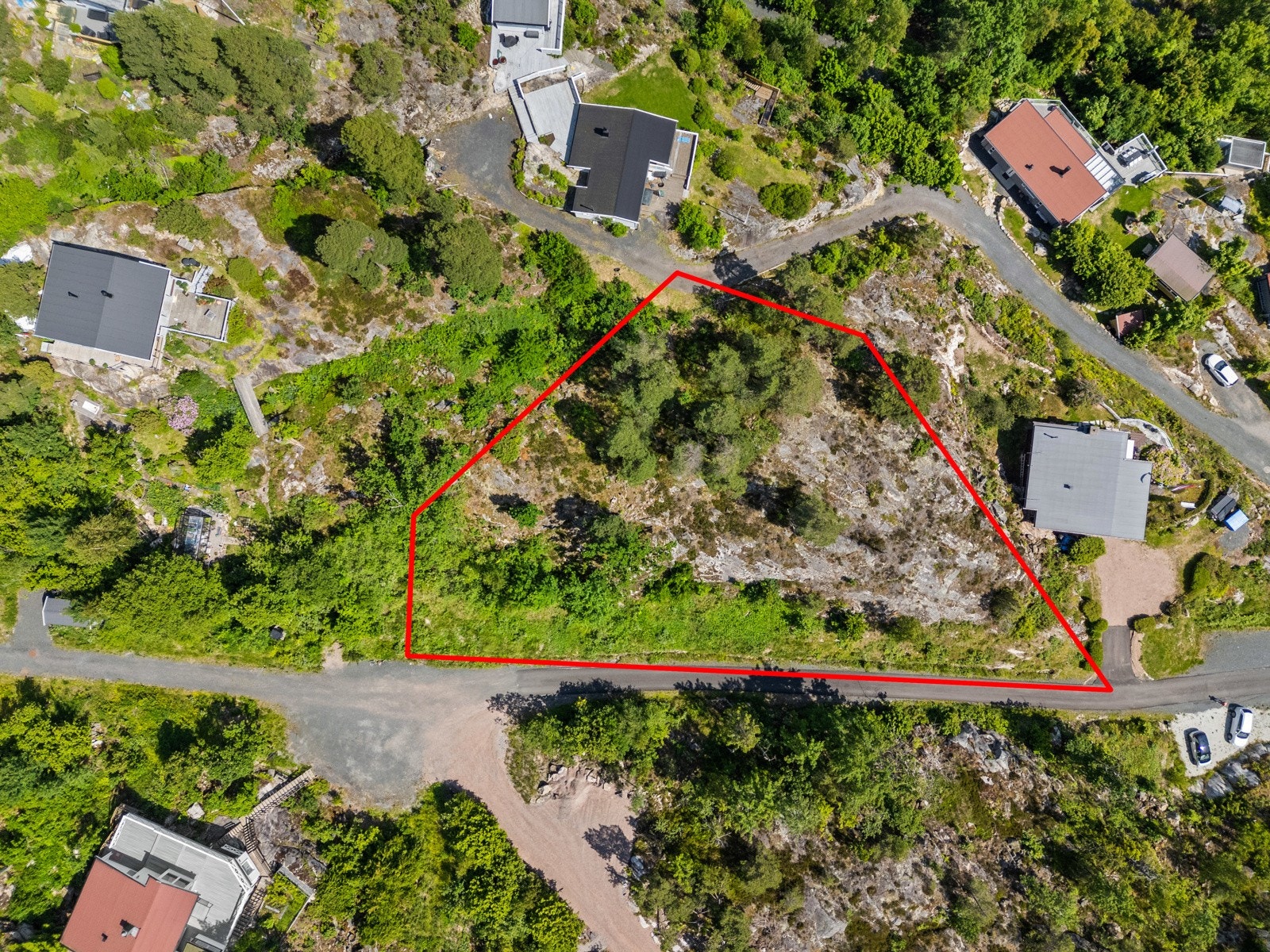 Stor romslig tomt på over 2 mål. ( grenser i bildet kan være unøyaktige) Galleribilde