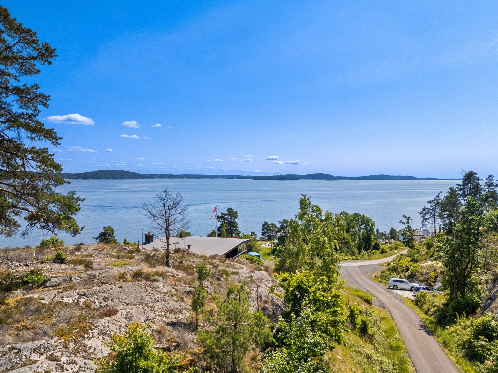 Kort avstand ned til fjorden. Galleribilde