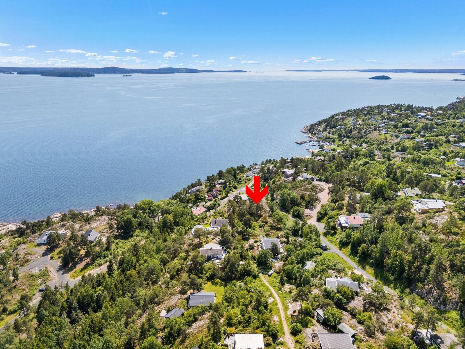 Ca. 10 minnutters kjøring til Tofte sentrum. Galleribilde