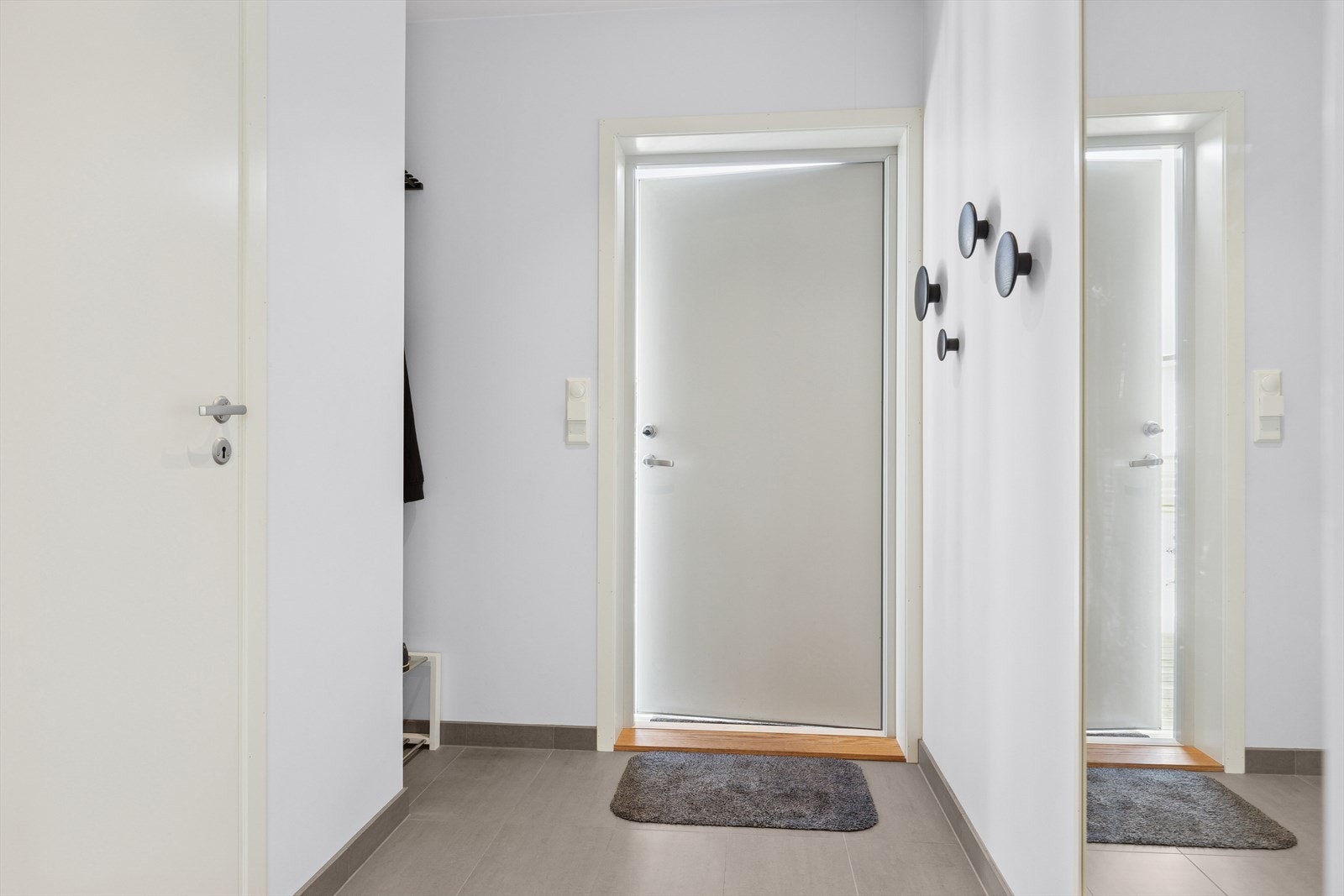 Velkommen inn - En gjennomtenkt entré som kombinerer funksjonalitet med et rent og moderne uttrykk. Galleribilde