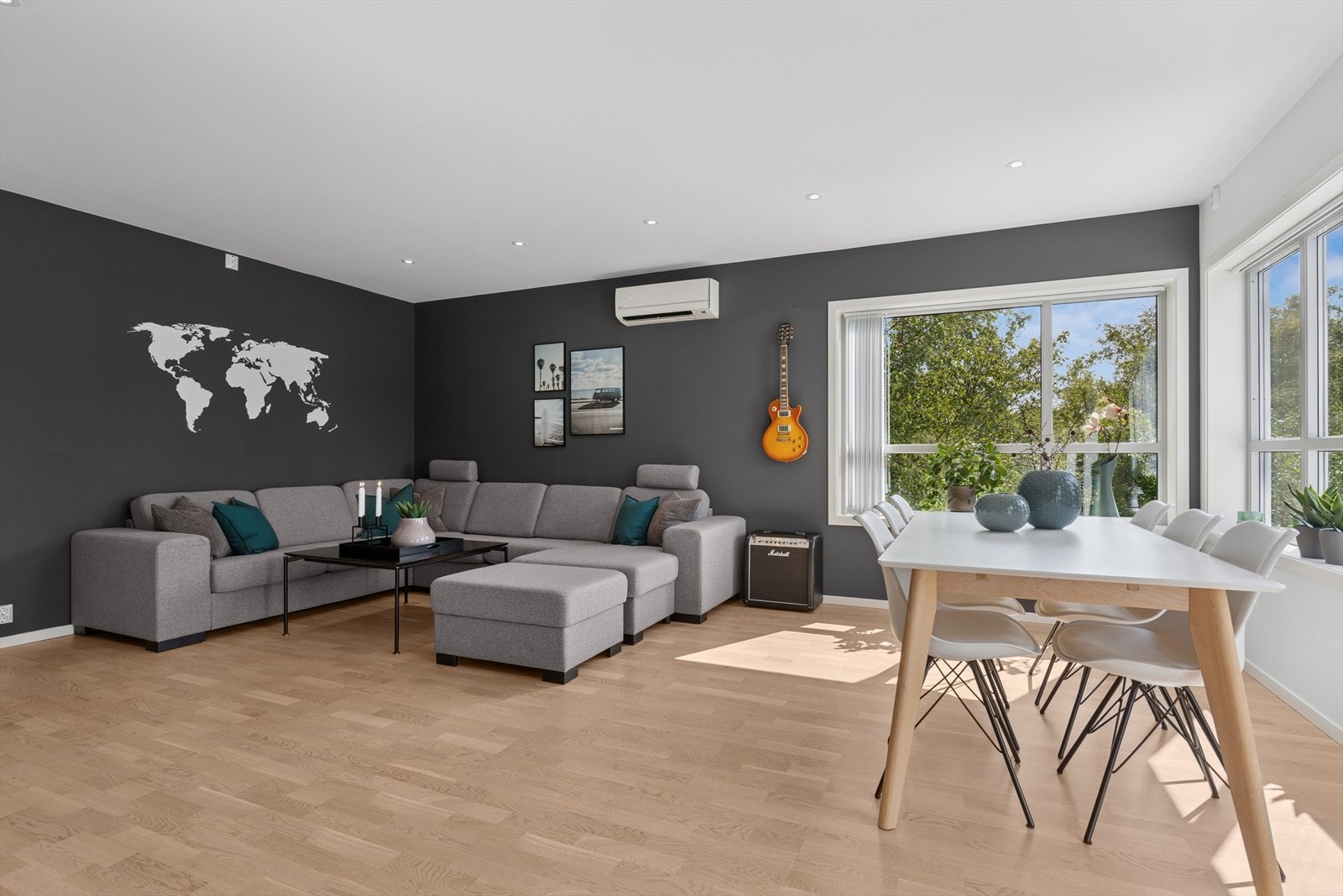 Med plass til både en stor sofagruppe og lang spisebordsløsning, er dette en fleksibel sone som passer like godt til avslapning som til selskap. Galleribilde