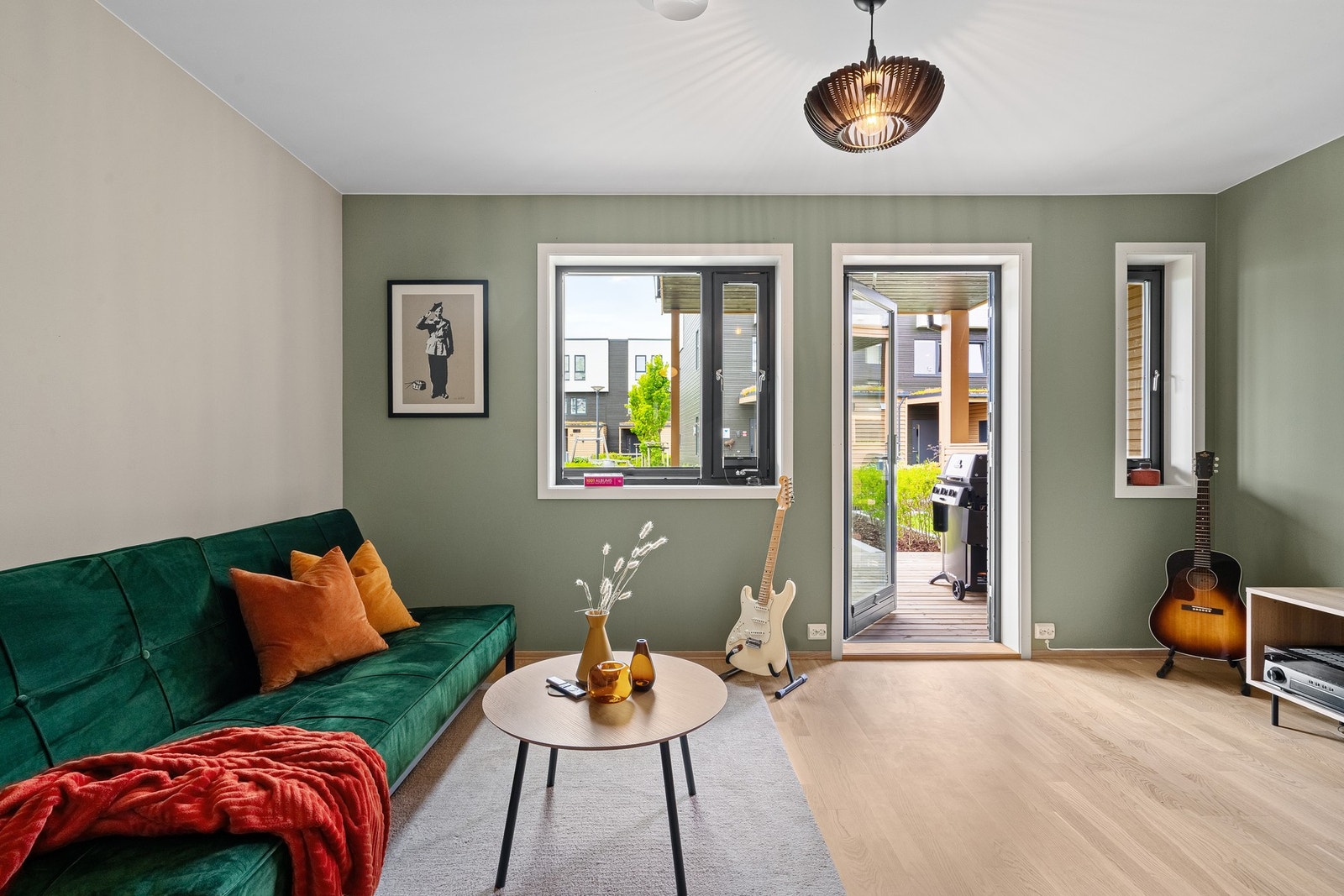 Fra stuen er det utgang til terrassen/hagen. Galleribilde
