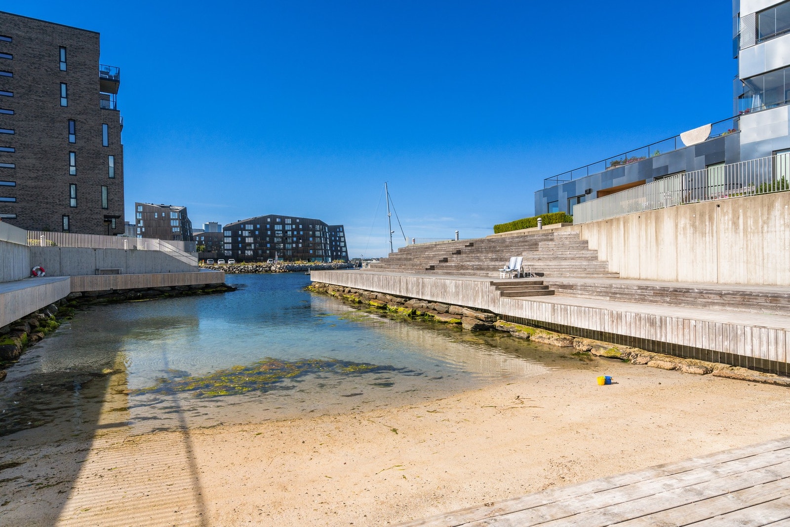 Du rusler bort i både strand og brygge på to minutter - gled deg! Galleribilde