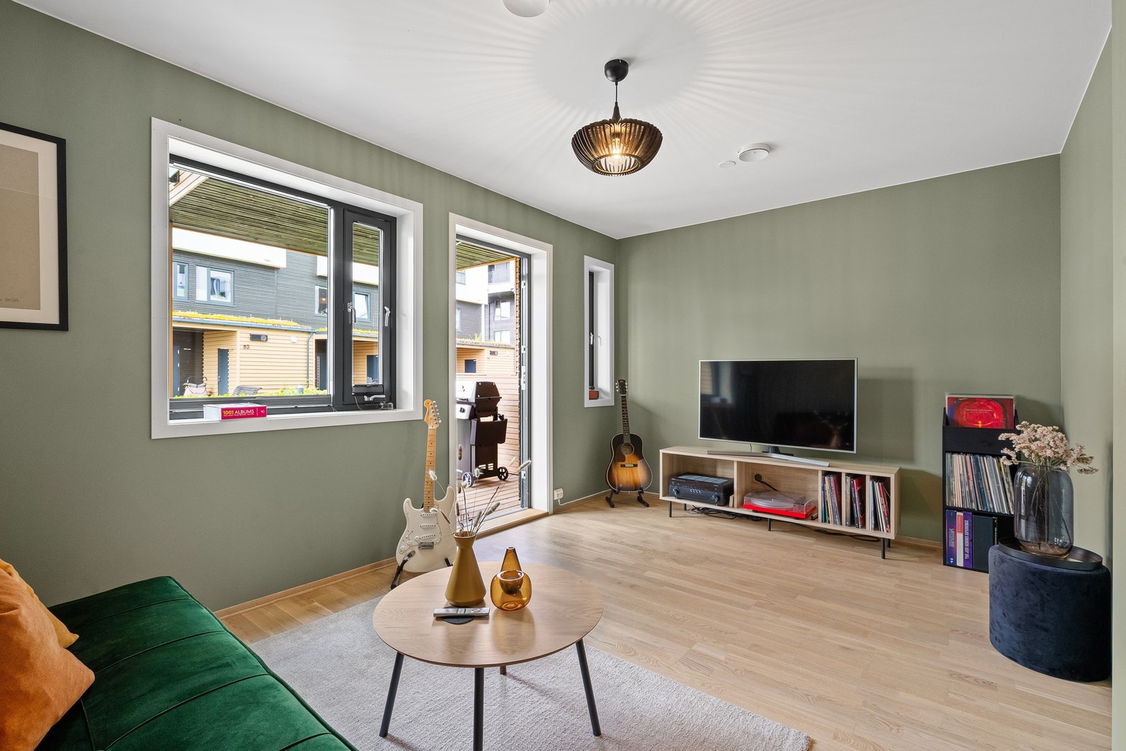 Denne stuen var opprinnelig delt i to, med ett soverom og en stue. Løsningen kan enkelt tilbakeføres. Galleribilde